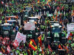 Tractorada en Madrid: los agricultores fueron recibidos por una multitud