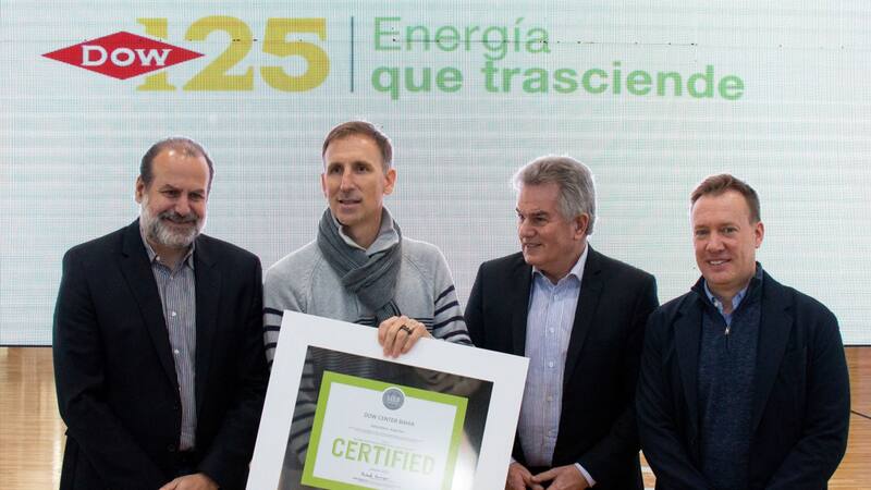 Federico Susbielles, presidente del Consorcio de Gestión del Puerto de Bahía Blanca; con Juan Ignacio "Pepe" Sánchez, fundador de Bahía Basket; Intendente de Bahía Blanca, Héctor Gay; Matías Campodónico, Presidente de Dow Argentina.