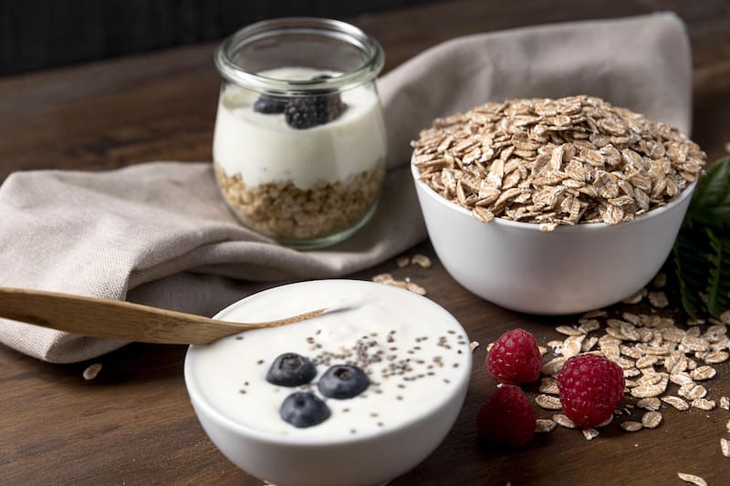 Para preparar avena nocturna, se mezcla avena natural con leche, leche vegetal, agua o yogur, y se agrega endulzante y especias al gusto. (Fuente: Freepik)