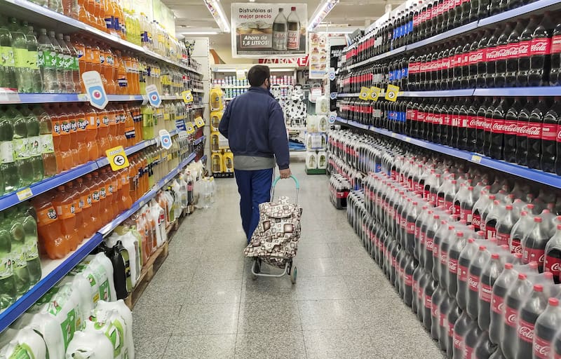 Las alimenticias resisten aumentos de más del 30% en las listas que les pasan sus proveedores de insumos.