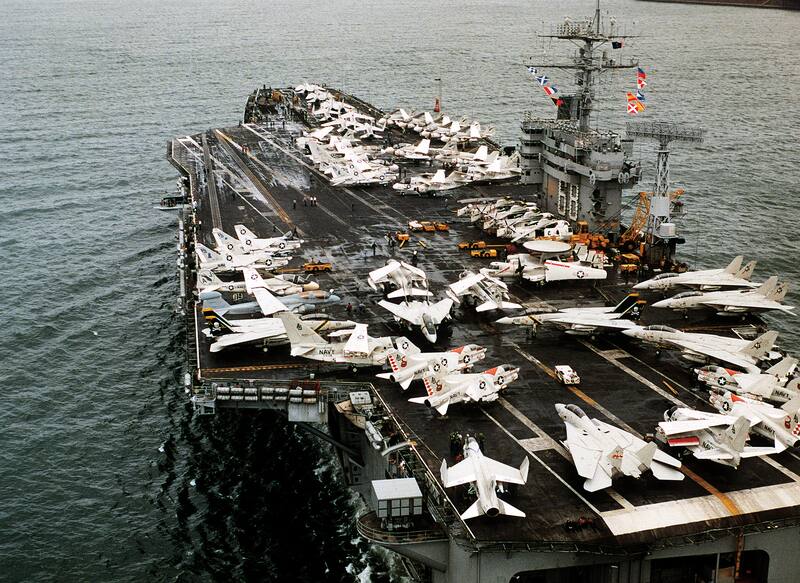 Superando su vida útil estimada, el USS Nimitz ha sido una plataforma tecnológica avanzada en la historia naval (Fuente: Ken Brewer / Wikimedia Commons)