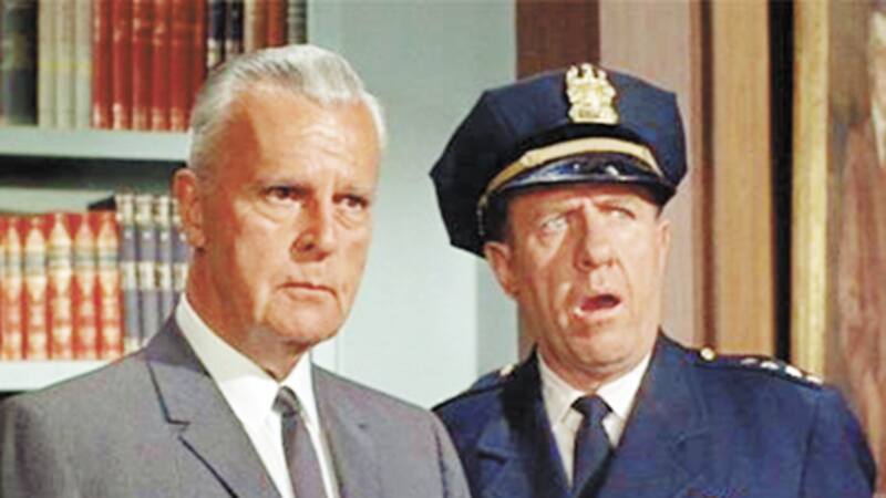 A la izquierda el comisionado Fierro (o Gordon) de la serie de los 60. Últimamente lo interpretó Gary Oldman
