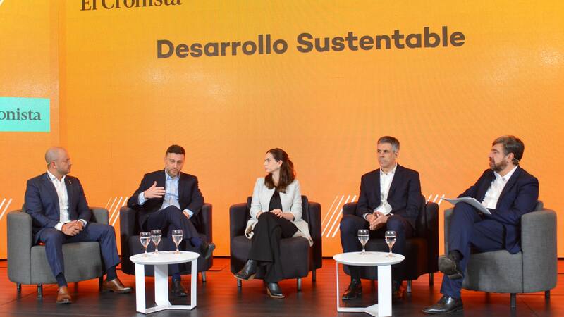 Panel "Triple impacto, desarrollo empresarial sostenible" moderado por Hernán de Goñi (El Cronista)