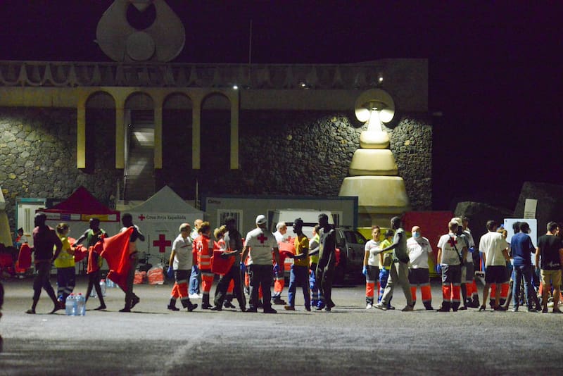 Canarias ha recibido en los primeros 15 días de octubre 8.561 inmigrantes en sus costas, lo que marca un récord en la llegada de extranjeros en pateras con cifras sin precedentes desde la crisis de los cayucos de 2006. Fuente: Efe.
