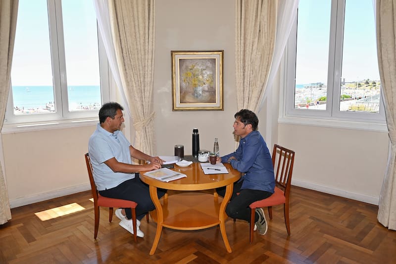 Encuentro a mitad de camino entre Pinamar y Chapadmalal: Massa y Kicillof se vieron en el Hotel Provincial