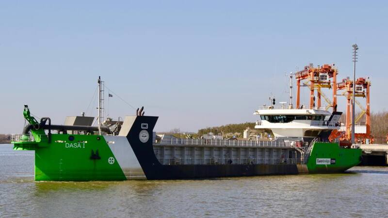 La draga DASA I operando en el puerto de La Plata