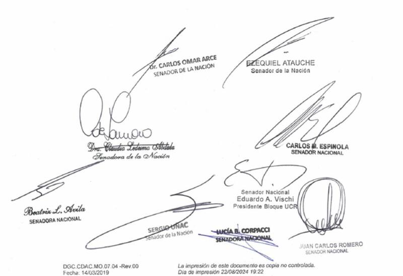 Las firmas que figuran en el dictamen presetando este miércoles. (Senado)