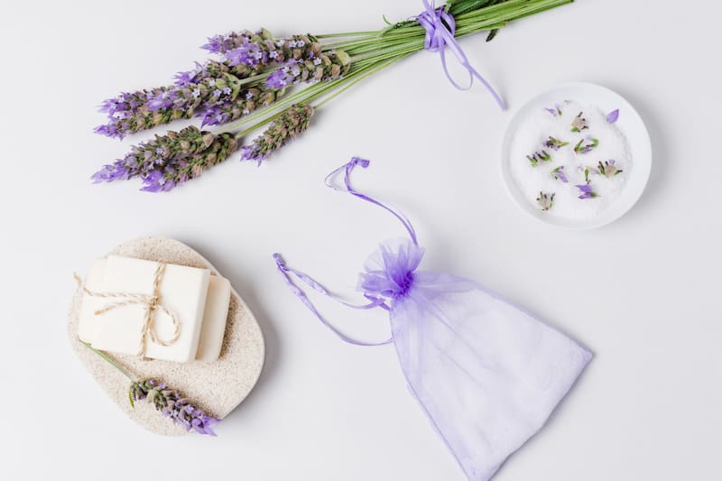 Los saquitos de lavanda son una forma natural y sencilla de aromatizar tu hogar sin recurrir a productos químicos. (Foto:Freepik)