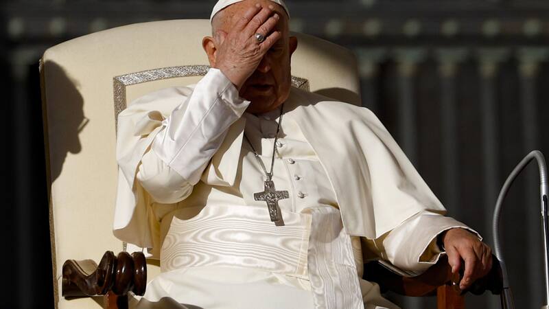 Tiembla el Vaticano | El Papa Francisco denuncia que la educación está en peligro por culpa de la política.