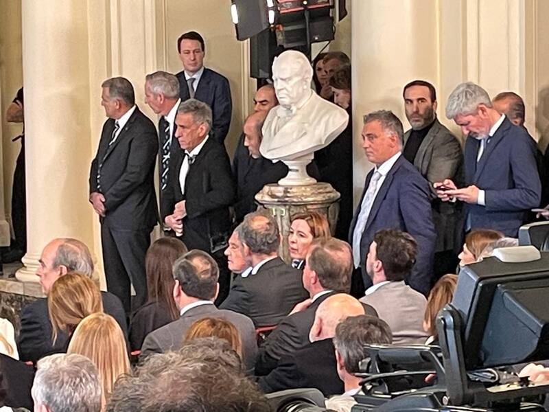 Abajo del busto de Sarmiento está Gladys Humenuk, una de las funcionarias más importantes del área de Karina Milei.