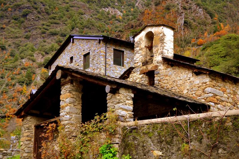 Escapadas: las edificaciones de piedra son el rasgo distintivo de Bixessarri. (Foto: Wikimedia).