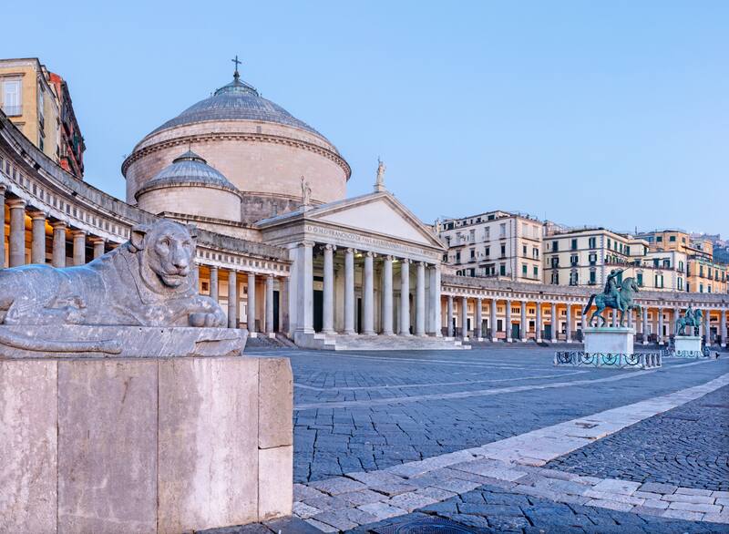 La Basílica Real Pontificia de San Francesco da Paola y monumento a Carlos VII de Nápoles(Fuente: Shutterstock)