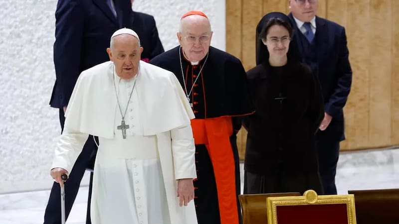 Tristeza en el Vaticano: médicos aseguran que el Papa Francisco se recupera, pero no saben si podrá dar la misa de Pascua.