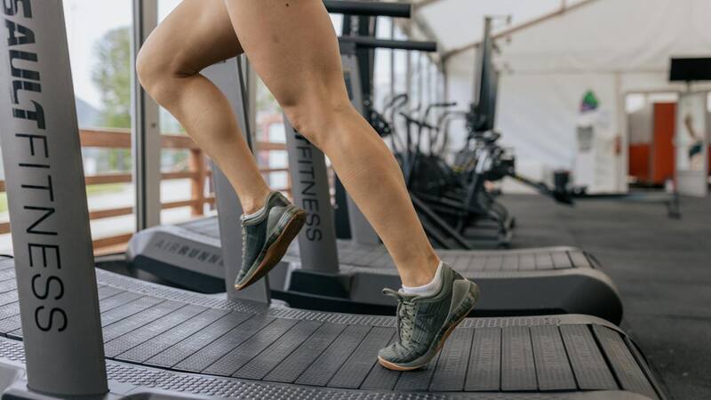 Además de hacer ejercicio, es importante llevar una dieta saludable para bajar de peso.