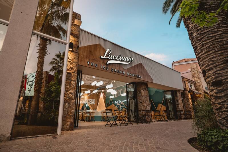 La empresa recibe en promedio 500 pedidos de franquicias por mes.