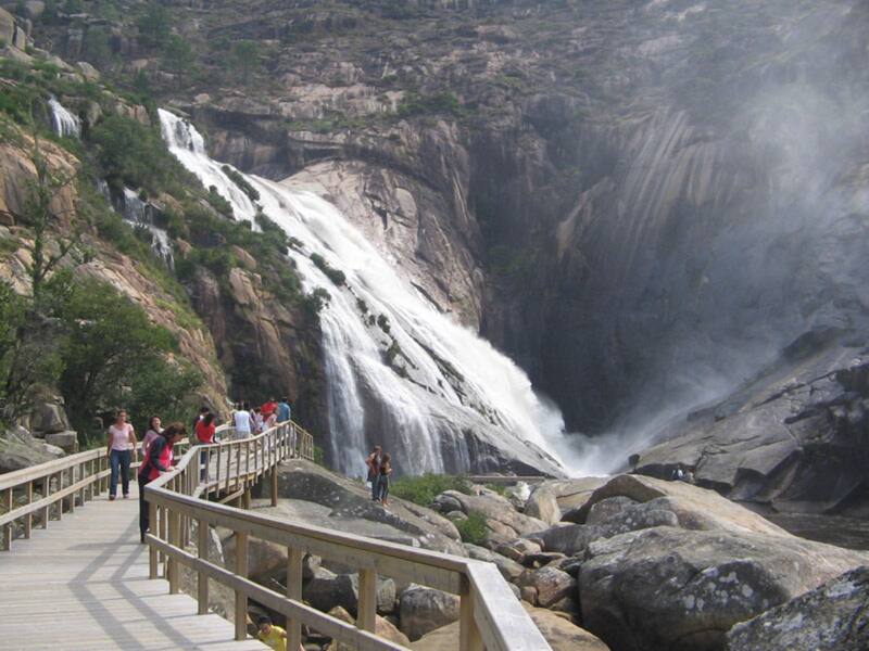 Esta pasarela permite apreciar la cascada desde otro ángulo. (Foto: Wikimedia)