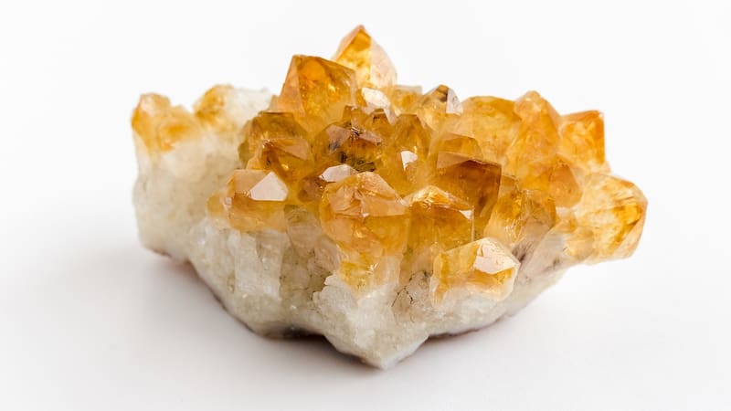 El cuarzo citrino es considerado un talismán de buena suerte y prosperidad, capaz de atraer la fortuna y la abundancia.