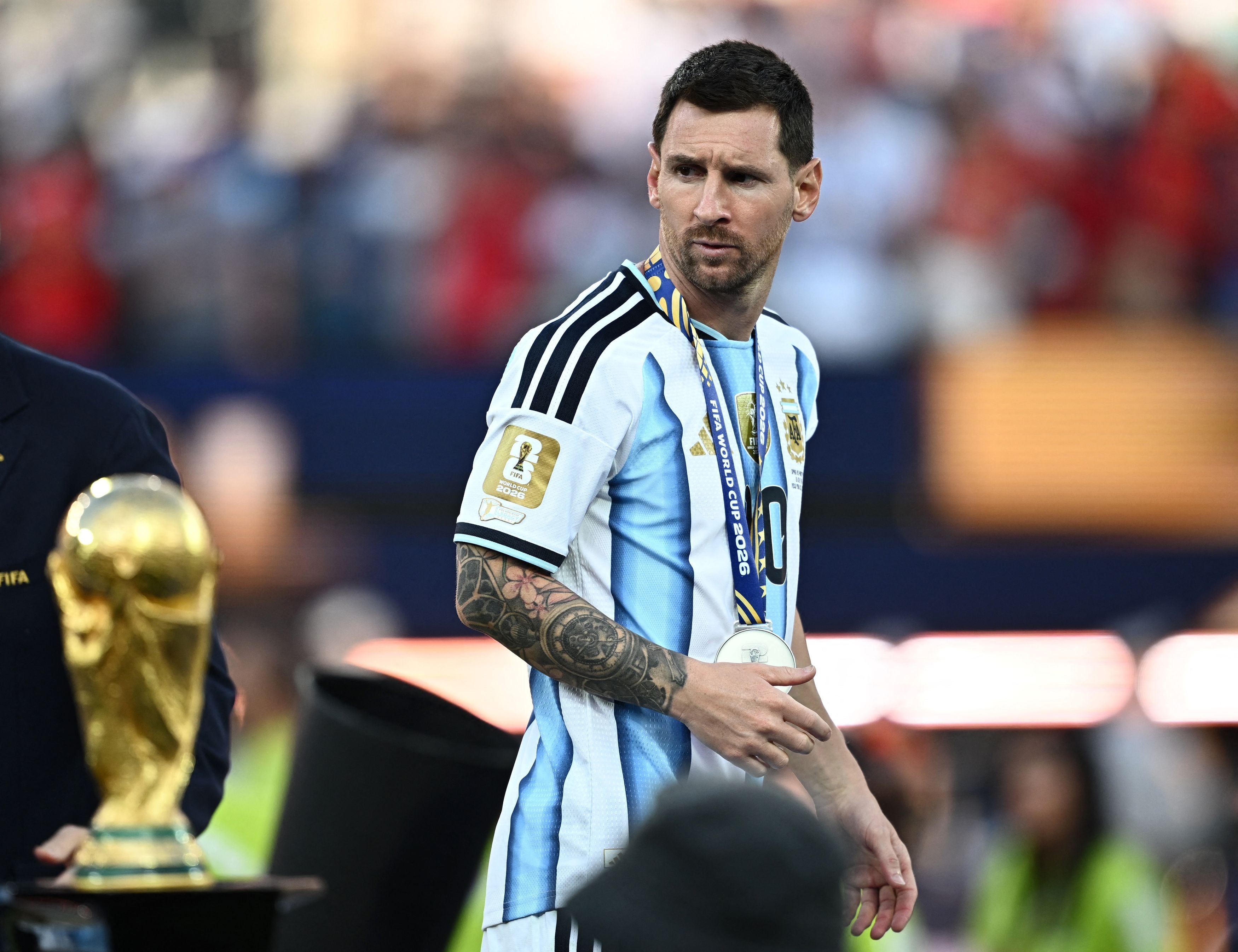 Lionel Messi levantando la Copa del Mundo en Qatar 2022 con la camiseta de Argentina