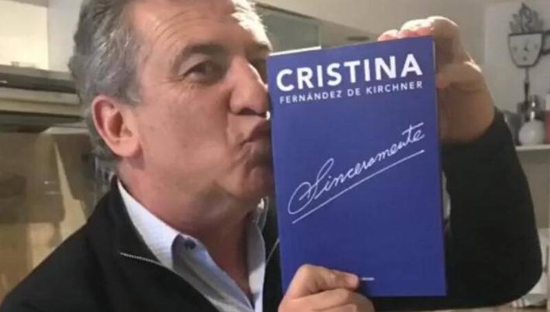 El exgobernador entrerriano Sergio Urribarri junto a un ejemplar del último libro escrito por la expresidenta Cristina Kirchner.