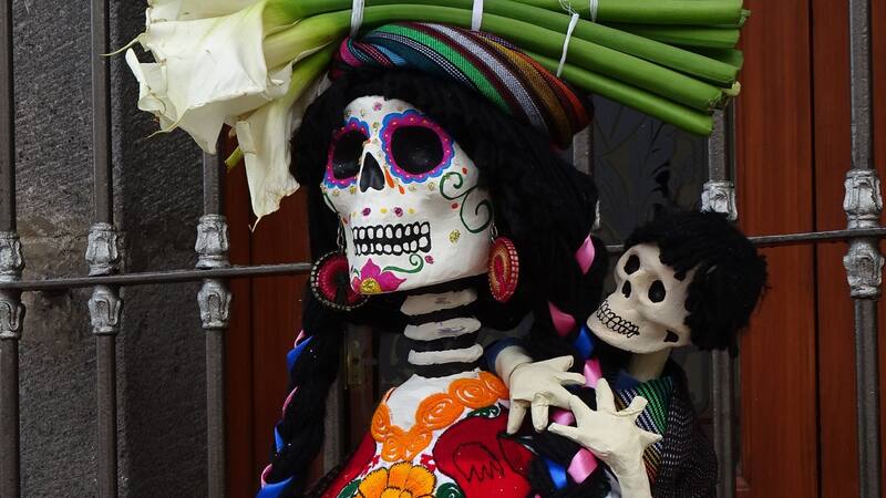 Las impresionantes figuras artesanales y los vibrantes campos de cempasúchil enriquecen la festividad en la CDMX.