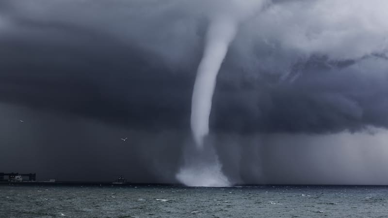 Se viene la tormenta del siglo: vientos huracanados, lluvias torrenciales y tormentas eléctricas amenazan a grandes regiones del país.