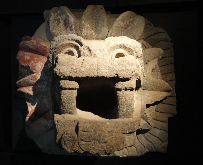 Esta rara pieza presenta la figura de Quetzalcóatl, uno de los dioses más importantes de la mitología mesoamericana. Fuente: Carlos Alonso Caballero Vallejo en Wikimedia Commons