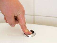 Científicos revelan por qué deberías cerrar la tapa del inodoro antes de tirar la cadena