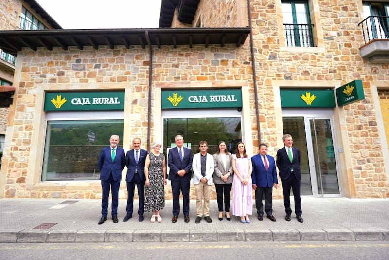 Autoridades de Caja Rural de Asturias en la apertura de la sucursal en Arenas de Cabrales (Fuente: Europa Press)