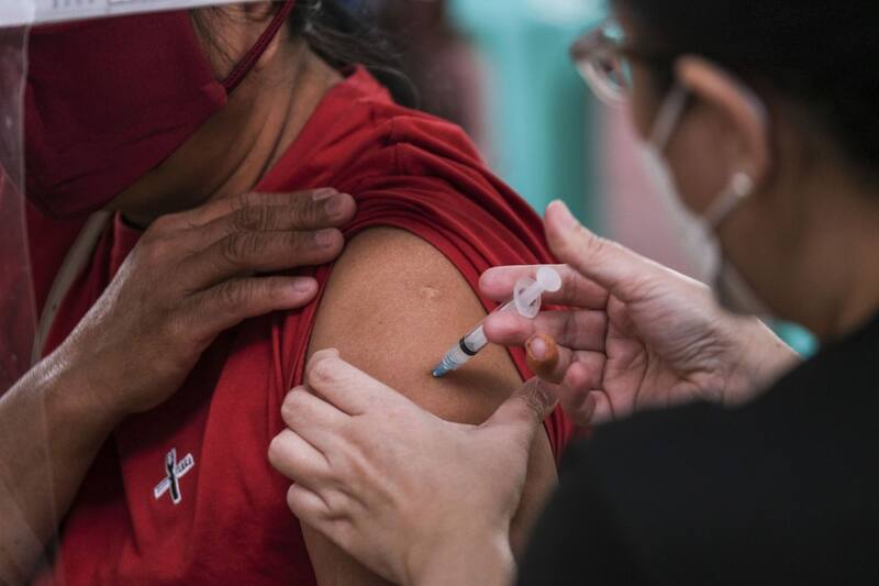 Los vacunados contra el Covid-19 tienden a presentar un nivel de anticuerpos superior a quienes generaron inmunidad de forma natural luego de la infección.