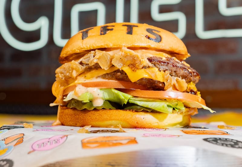 Antes de desembarcar en un nuevo país, la cadena debe encontrar los proveedores adecuados