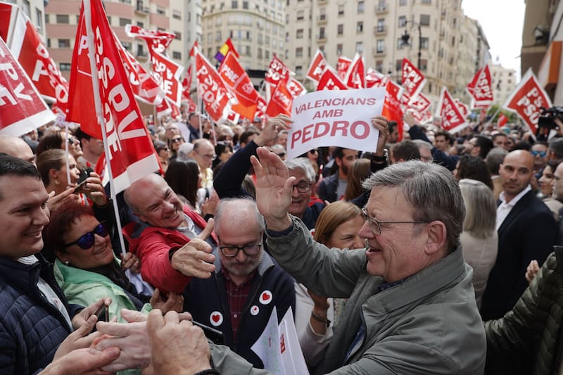 El ex president de la Generalitat y ex secretario general del PSPV, Ximo Puig, en la manifestación en apoyo a Pedro Sánchez. EFE