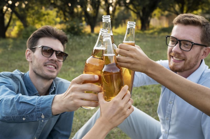 El consumo excesivo de azúcar en bebidas alcohólicas puede elevar los niveles de glucosa en sangre. Fuente: Freepik.