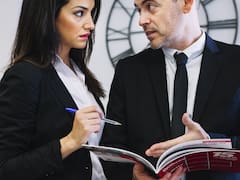 Cómo descubrir a un compañero de trabajo que dice mentiras, según la psicología