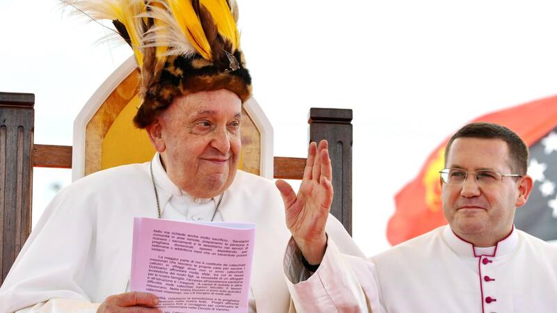 El Papa Francisco (izquierda), con un tocado de Papua, asiste a un encuentro con los fieles de la Diócesis de Vanimo en la explanada frente a la Catedral de la Santa Cruz en Vanimo, Papúa Nueva Guinea.