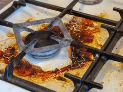 No es desengrasante: la mezcla definitiva para eliminar la grasa pegada de hornallas, sartenes y ollas al instante