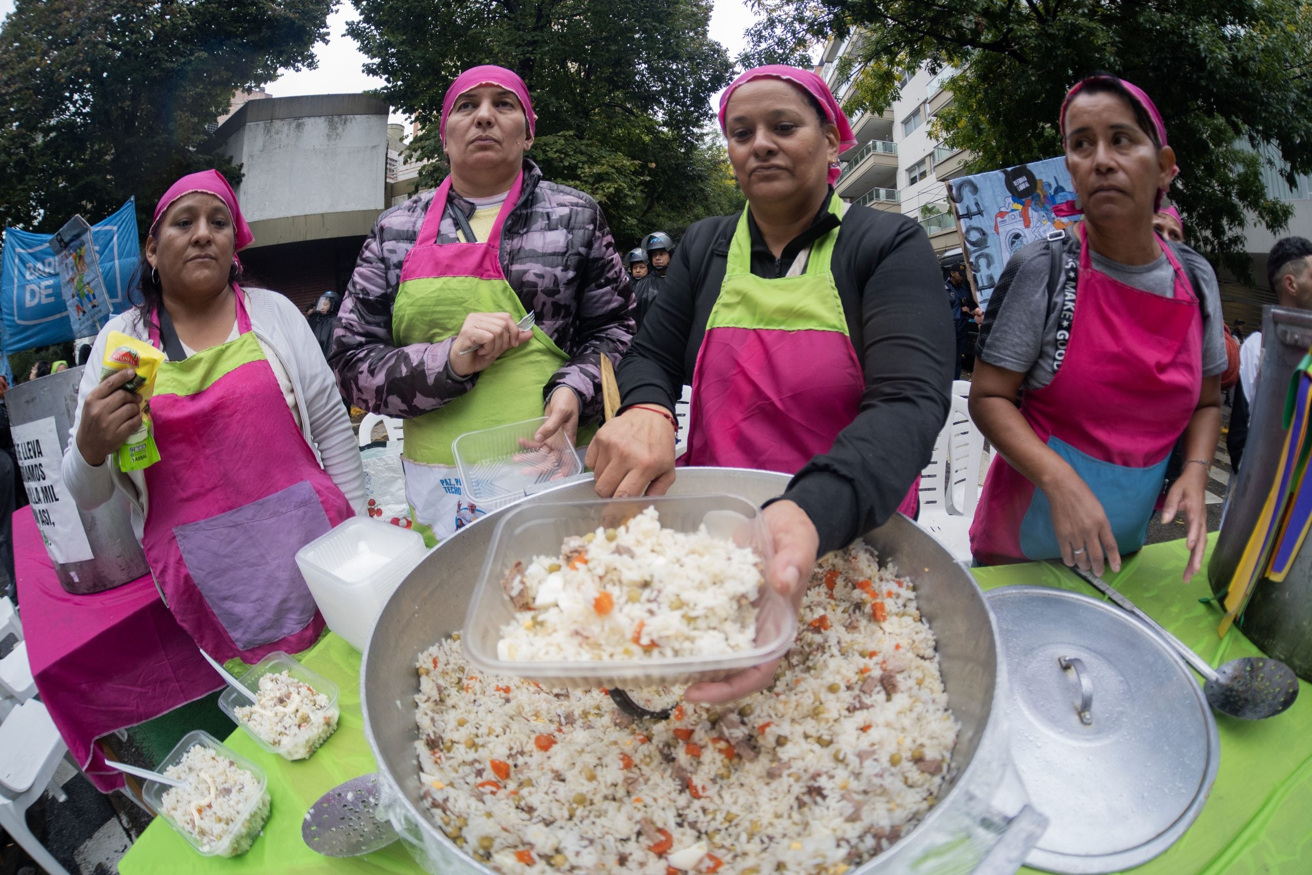 Comedores “estallados” y deudas refinanciadas que vuelven a caer en mora