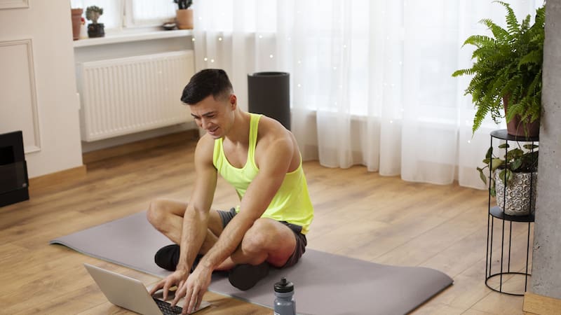 Con solo unas pocas mancuernas, es posible crear una rutina de entrenamiento efectivo en tu casa