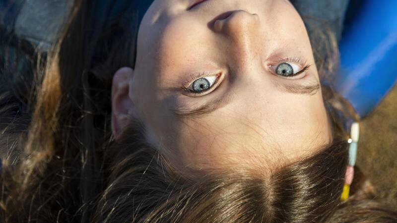 Los ojos celestes no son realmente azules, según un estudio reciente.