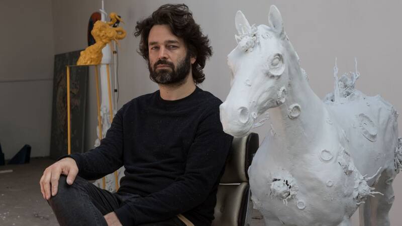 El artista plástico Mariano Giraud con su pieza intervenida.