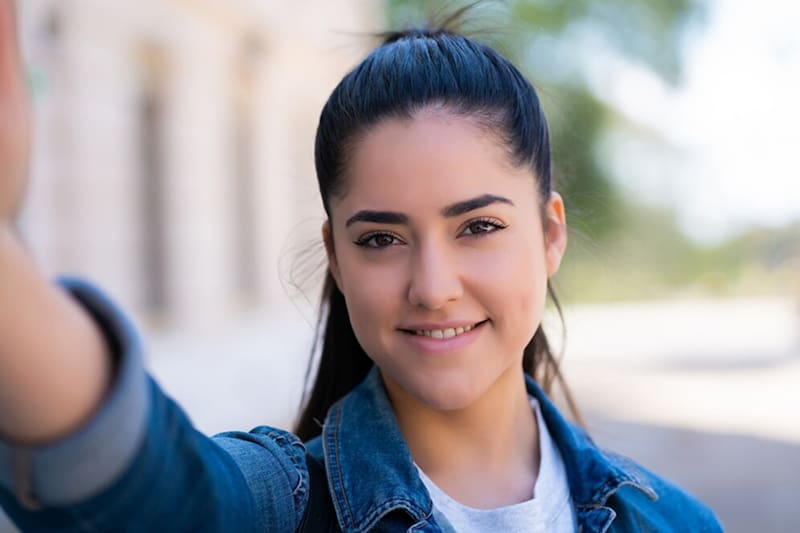 Foto de perfil: una persona que mira a la practica proyecta confianza y seguridad. Foto: Freepik.