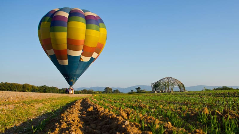Volar en globo aerostático sobre la Zona Arqueológica de Teotihuacán es una aventura inolvidable.