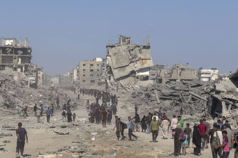 La devastación en Gaza sigue marcando la agenda internacional y es el motivo principal detrás de las movilizaciones en España. (Fuente: EFE / Ahmad Awad)