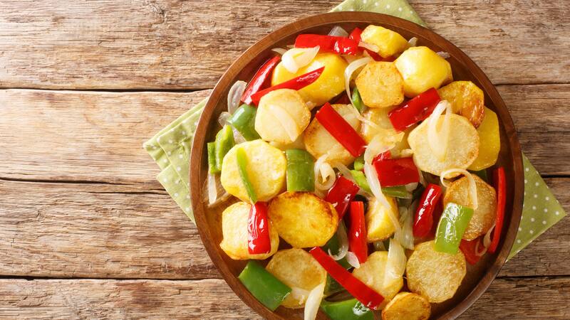 Las patatas a lo pobre son un plato sencillo de preparar.