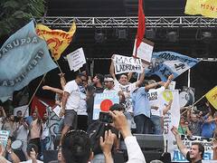 Final apurado para un acto caliente que terminó con empujones y botellazos