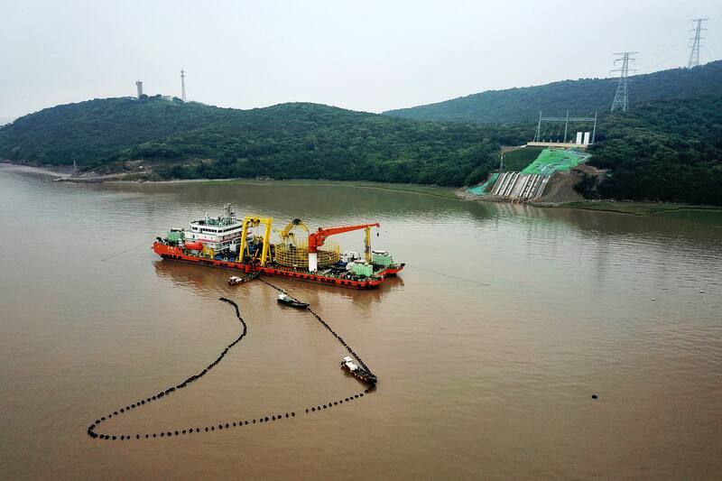 Obreros trabajan en tendido de cables submarinos en China