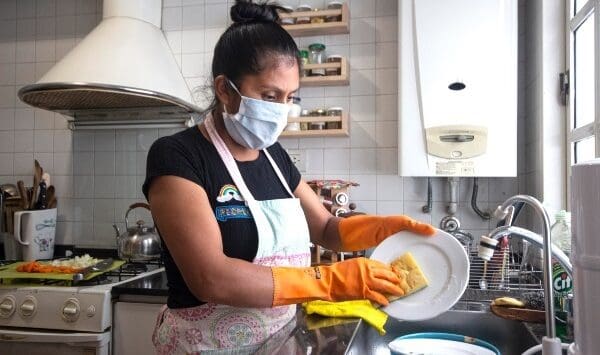 Corte ordena proteger a trabajadora doméstica que trabajó 18 años sin seguridad social: empleador deberá pagarle medio salario mínimo mensual