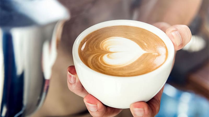 Alrededor de dos a tres tazas de café por día, es decir, de 400 a 600 mg de cafeína al día, tienen un riesgo reducido de muerte por enfermedad cardiovascular.