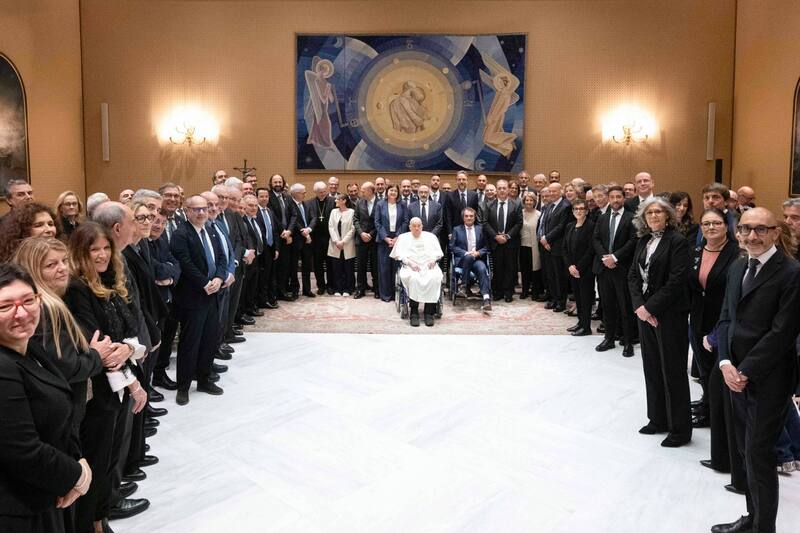 El papa se reunió con el personal de salud del Hospital Gemelli, donde estuvo internado.(Fuente: EFE / Francesco Sforza / Vatican Media)