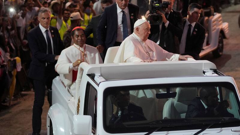 "Este no es un trabajo fácil", les dijo el Papa al final de su intervención, en el estadio Sir John Guise de Port Moresby.
