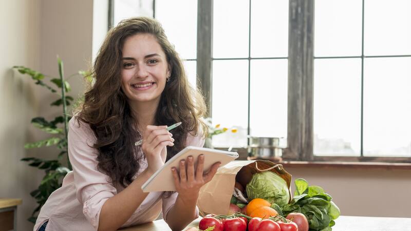 La vitamina D es crucial para la absorción del calcio, lo que contribuye a la salud ósea y previene enfermedades como la osteoporosis.